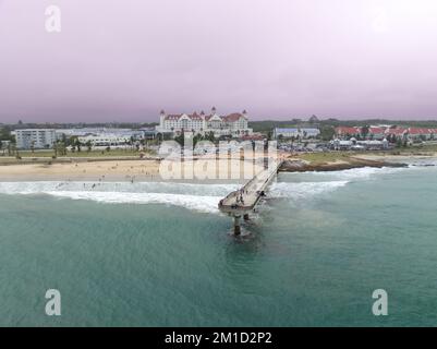 Blick auf den Pier in Gqeberha aus der Vogelperspektive Stockfoto