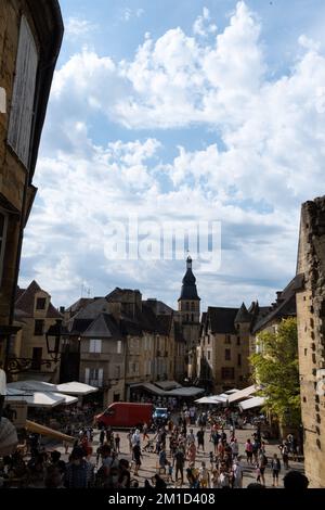 Frankreich, Dordogne, Sarlat-la-Caneda auf 2021-08-10. Sommerferien einer Gruppe junger Menschen in der Natur und dem französischen Erbe des Perigords. Ph Stockfoto