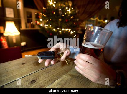 Aktenfoto von 9/12/2015 einer Frau mit Autoschlüssel und einem größeren Pint in einem Pub in Nord-London. Autofahrer im Alter von 25-44 Jahren glauben doppelt so wahrscheinlich, dass sie am Morgen nach dem Konsum von Alkohol betrunken gefahren sind, als diejenigen aller Altersgruppen, so eine neue Umfrage. Eine RAC-Umfrage unter 3.102 Fahrern ergab, dass 8 % der 25-44- bis 24-Jährigen glauben, dass sie sich hinter das Steuer gesetzt haben, wenn sie die Höchstgrenze vom Trinken am Abend zuvor überschritten haben. Ausgabedatum: Montag, 12. Dezember 2022. Stockfoto