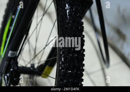 Fahrrad nach dem Wachsen mit der Spry-Maschine. Hochwertiges Foto Stockfoto