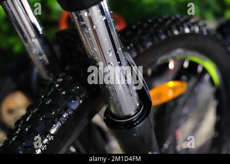 Fahrrad nach dem Waschen mit Spry-Maschine. Hochwertige Fotos Stockfoto