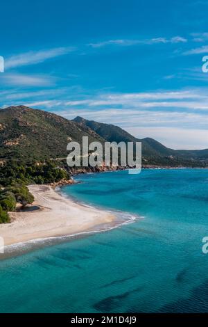 Ein vertikaler Blick auf den wunderschönen weißen Sandstrand und das türkisfarbene Wasser am Turredda Beach auf Sardinien Stockfoto