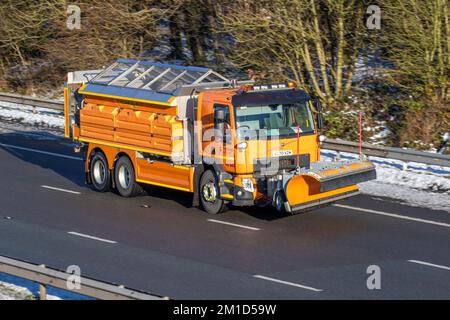 2020 VOLVO FE320 6x4 Day, 7609cc Diesel Orange Highways England ROMAQUIP Gritting Truck auf der Autobahn M61 UK. Kalter Wintermorgen. Winter niedrige Temperaturen mit Frost im Dezember und kalte Fahrbedingungen auf der Autobahn M61, Großbritannien Stockfoto