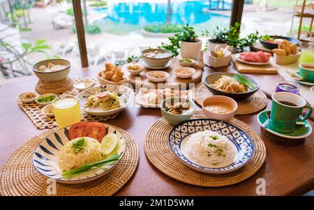 Asiatisches Luxusfrühstück im Hotel. Stockfoto