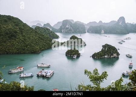 Die atemberaubenden Landschaften der Ha Long Bay, Vietnam Stockfoto