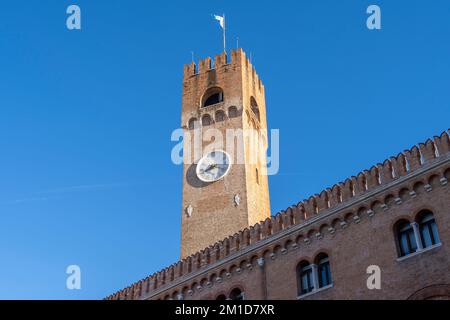 Beobachten Sie den Turm im Stadtzentrum von Treviso, Italien. Die wunderschöne Piazza dei Signori ist der Palazzo dei Trecento. Stockfoto