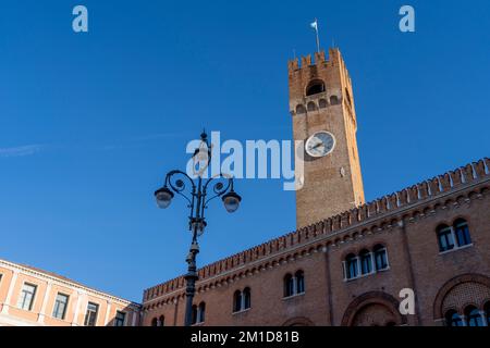 Der Palazzo dei Trecento ist der wunderschöne Piazza dei Signori. Beobachten Sie den Turm im Stadtzentrum von Treviso, Italien. Stockfoto