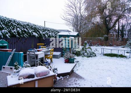 Hamstreet, Kent, Großbritannien. 12.. Dezember 2022. UK Weather: Das Dorf Hamstreet in der Nähe von Ashford in Kent wacht mit einem Schneestaub auf, während die örtliche Schule in Tenterden aufgrund gefährlicher Straßen geschlossen ist. Foto: Paul Lawrenson/Alamy Live News Stockfoto