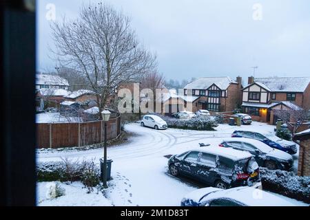 Hamstreet, Kent, Großbritannien. 12.. Dezember 2022. UK Weather: Das Dorf Hamstreet in der Nähe von Ashford in Kent wacht mit einem Schneestaub auf, während die örtliche Schule in Tenterden aufgrund gefährlicher Straßen geschlossen ist. Foto: Paul Lawrenson/Alamy Live News Stockfoto