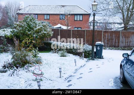 Hamstreet, Kent, Großbritannien. 12.. Dezember 2022. UK Weather: Das Dorf Hamstreet in der Nähe von Ashford in Kent wacht mit einem Schneestaub auf, während die örtliche Schule in Tenterden aufgrund gefährlicher Straßen geschlossen ist. Foto: Paul Lawrenson/Alamy Live News Stockfoto