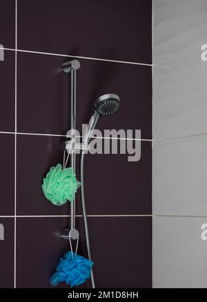 Gießkanne im Duschraum. Glänzende Armaturendusche aus Silbermetall Stockfoto