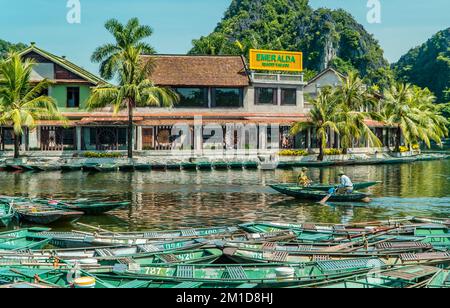 Boote auf dem Fluss Tam CoC bei Ninh Binh, Vietnam Stockfoto