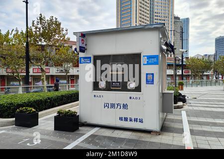 SHANGHAI, CHINA - 12. DEZEMBER 2022 - Eine unterbrochene Nukleinsäuretest- und Probenahmestelle wird in Shanghai, China, gesehen, 12. Dezember 2022. Stockfoto