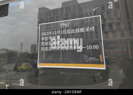 SHANGHAI, CHINA - 12. DEZEMBER 2022 - Eine unterbrochene Nukleinsäuretest- und Probenahmestelle wird in Shanghai, China, gesehen, 12. Dezember 2022. Stockfoto