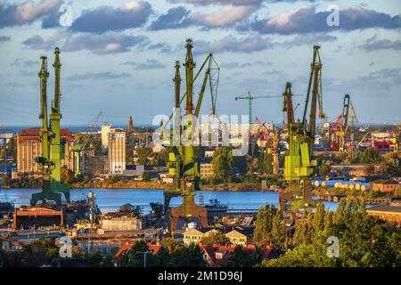 Stadt Danzig Industriestadt in Polen, Danziger Werft mit berühmten historischen Hafenkranen bei Sonnenuntergang. Stockfoto