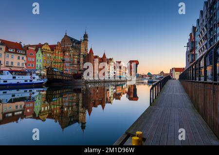 Stadt Danzig bei Tagesanbruch in Polen. Die Skyline der Altstadt mit Reflexion im ruhigen Wasser des Flusses Motlawa, Blick von der Promenade auf die Granary Island in Th Stockfoto