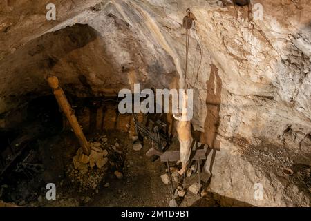 Wachsfigur eines Gefangenen in der Folterkammer, Höhlenverlies im Schloss Predjama, Slowenien. Stockfoto