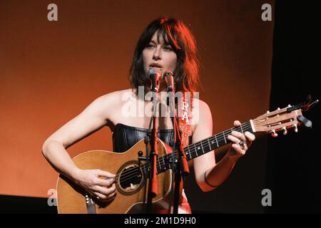 Kopenhagen, Dänemark. 09., Dezember 2022. Der amerikanische Sänger, Musiker und Songwriter Lera Lynn führt ein Live-Konzert im Hotel Cecil in Kopenhagen auf. (Foto: Gonzales Photo - Flemming Bo Jensen). Stockfoto