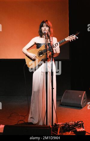 Kopenhagen, Dänemark. 09., Dezember 2022. Der amerikanische Sänger, Musiker und Songwriter Lera Lynn führt ein Live-Konzert im Hotel Cecil in Kopenhagen auf. (Foto: Gonzales Photo - Flemming Bo Jensen). Stockfoto