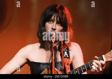 Kopenhagen, Dänemark. 09., Dezember 2022. Der amerikanische Sänger, Musiker und Songwriter Lera Lynn führt ein Live-Konzert im Hotel Cecil in Kopenhagen auf. (Foto: Gonzales Photo - Flemming Bo Jensen). Stockfoto