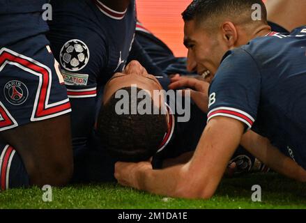 Dateifoto von PSGâs Kylian MbappÃ feiert mit dem Teamkollegen Achraf Hakimi während der UEFA Champions League-Runde 16, Leg 1 vom 2 Paris Saint-Germain (PSG) gegen Real Madrid am Parc des Princes Stadion am 15. Februar 2022 in Paris, Frankreich. Kylian Mbappe wird seinen guten Freund Achraf Hakimi bei dieser Weltmeisterschaft wieder treffen. Am Mittwoch wird Mbappe von Hakimi in einem Halbfinale der Weltmeisterschaft gezeichnet werden. Sein Weg zu Marokkos gut verteidigtem Tor im linken Flügel Frankreichs wird von einem Spieler blockiert, den er hoch bewertet. Foto: Christian Liewig/ABACAPRESS.COM Stockfoto