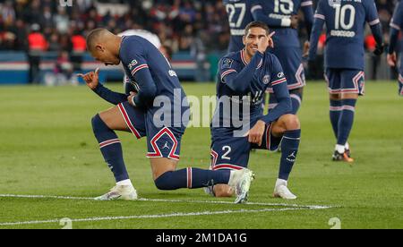 Dateifoto von Kylian MBAPPE von PSG feiert gemeinsam mit Achraf HAKIMI von PSG, nachdem er am 03 2022. April im Parc des Princes Stadion in Paris, Frankreich, beim Spiel zwischen Paris Saint Germain und FC Lorient des UBER EATS Day 30 der Liga 1 ein Tor geschossen hat. Kylian Mbappe wird seinen guten Freund Achraf Hakimi bei dieser Weltmeisterschaft wieder treffen. Am Mittwoch wird Mbappe von Hakimi in einem Halbfinale der Weltmeisterschaft gezeichnet werden. Sein Weg zu Marokkos gut verteidigtem Tor im linken Flügel Frankreichs wird von einem Spieler blockiert, den er hoch bewertet. Foto: Loic Baratoux/ABACAPRESS.COM Stockfoto