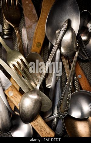 Draufsicht einer Gruppe von altem Besteck. Stockfoto