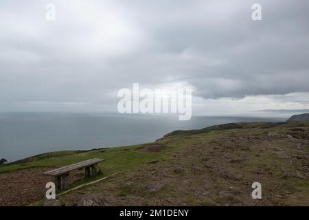 Blick von der Spitze des Great Orme, Llandudno in Conwy, Holzbank mit Blick auf das Meer Stockfoto