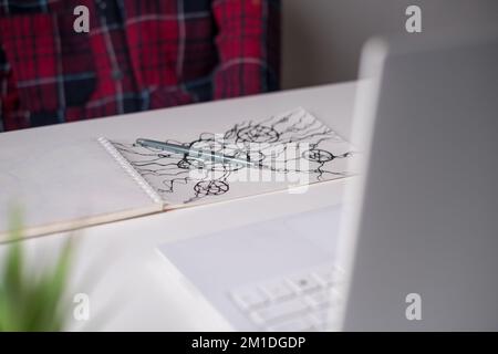 Abstraktes neurographisches Zeichnen mit Stift. Neurographische Kunst zeichnen. Neurographische Kunst - eine moderne Methode der Kunsttherapie Stockfoto