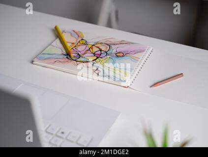 Abstrakte neurographische Zeichnung mit Farbstiften. Farbenfrohe Neurographie Stockfoto