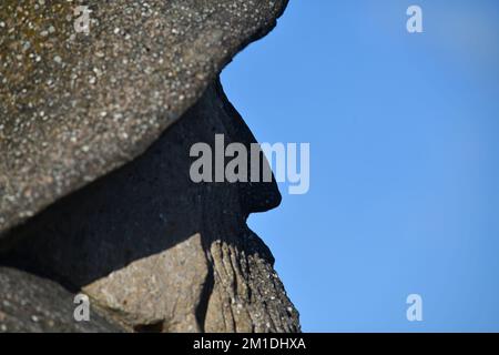 Detail einer Granitskulptur eines Goldbergmanns in Greymouth, Neuseeland, 2022 Stockfoto