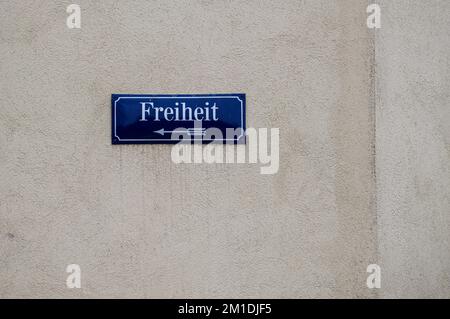 Blaues Schild mit dem Straßennamen „Freedom“ Stockfoto