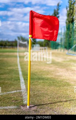 Die Eckfahne des Fußballfelds bläst im Wind Stockfoto