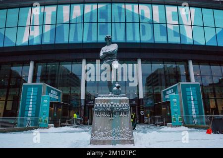 WETTER IN GROSSBRITANNIEN. Wembley Park, Großbritannien. 12.. Dezember 2022 Die Moore-Statue vor dem Wembley-Stadion war nach starkem Schneefall gestern Nacht mit Schnee bedeckt. Foto: Amanda Rose/Alamy Live News Stockfoto