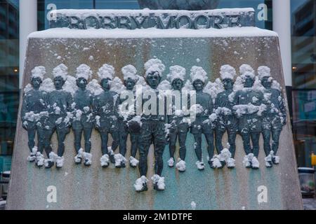 WETTER IN GROSSBRITANNIEN. Wembley Park, Großbritannien. 12.. Dezember 2022 Die Moore-Statue vor dem Wembley-Stadion war nach starkem Schneefall gestern Nacht mit Schnee bedeckt. Foto: Amanda Rose/Alamy Live News Stockfoto