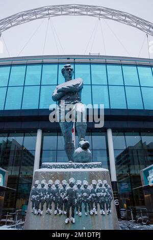 WETTER IN GROSSBRITANNIEN. Wembley Park, Großbritannien. 12.. Dezember 2022 Die Moore-Statue vor dem Wembley-Stadion war nach starkem Schneefall gestern Nacht mit Schnee bedeckt. Foto: Amanda Rose/Alamy Live News Stockfoto