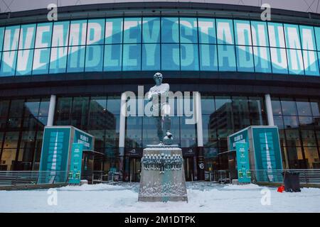 WETTER IN GROSSBRITANNIEN. Wembley Park, Großbritannien. 12.. Dezember 2022 Die Moore-Statue vor dem Wembley-Stadion war nach starkem Schneefall gestern Nacht mit Schnee bedeckt. Foto: Amanda Rose/Alamy Live News Stockfoto