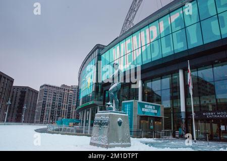 WETTER IN GROSSBRITANNIEN. Wembley Park, Großbritannien. 12.. Dezember 2022 Die Moore-Statue vor dem Wembley-Stadion war nach starkem Schneefall gestern Nacht mit Schnee bedeckt. Foto: Amanda Rose/Alamy Live News Stockfoto