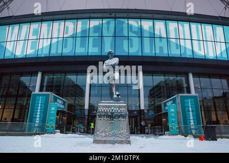 WETTER IN GROSSBRITANNIEN. Wembley Park, Großbritannien. 12.. Dezember 2022 Die Moore-Statue vor dem Wembley-Stadion war nach starkem Schneefall gestern Nacht mit Schnee bedeckt. Foto: Amanda Rose/Alamy Live News Stockfoto