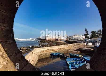 Blick auf die Medina von Essaouira, UNESCO-Weltkulturerbe, Marokko, durch Fenster in der Mauer der Festung Skala du Port, Afrika Stockfoto