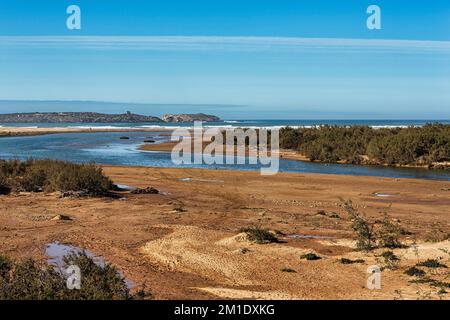 Flussmündung des Oued Ksob in den Atlantik, Flusslandschaft, Küste bei Diabat, Essaouira, Marokko, Afrika Stockfoto