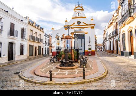 Charmanter andalusischer Platz mit Kirche in einer kleinen Stadt, Bullullos Par del Condado, Andalusien, Spanien, Europa Stockfoto