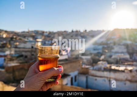 Köstlicher traditioneller Pfefferminztee mit Blick auf die historische Innenstadt namens Medina in Fez, Marokko, Nordafrika, Afrika Stockfoto