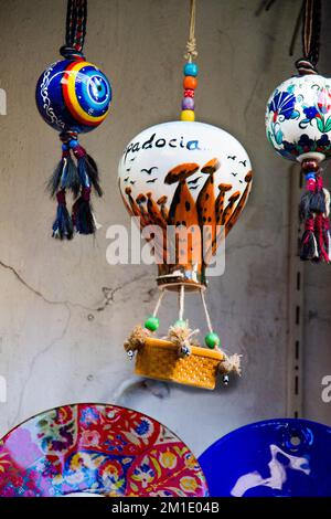 Heißluft-Ballon Modell aus Ton für die Dekoration für den Verkauf auf dem Markt Stockfoto
