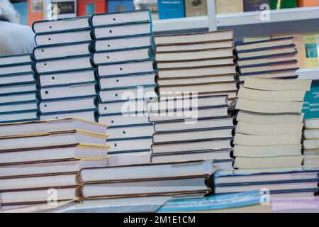 Stapel von Büchern, die als Bildungs- und Geschäftskonzept gespeichert sind Stockfoto