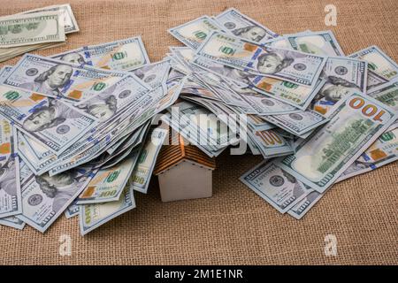 Musterhaus fällt unter Banknoten von US-Dollar Stockfoto