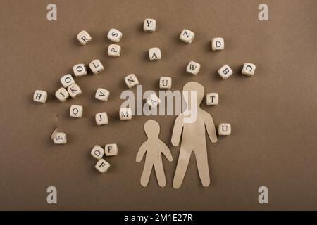 Briefwürfel aus Holz und Männerfiguren Stockfoto