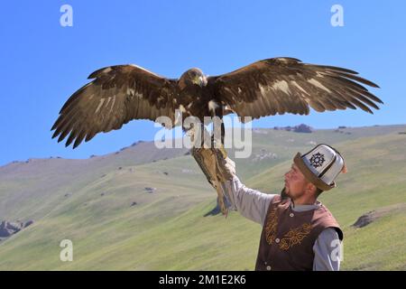 Kirgisischer Jäger mit Goldenadler (Aquila chrysaetos), Song kol See, Naryn Region, Kirgisistan Stockfoto