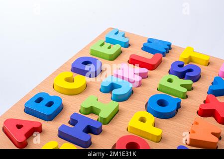 Bunte Buchstaben Bausteine an Bord auf weißem Hintergrund Stockfoto