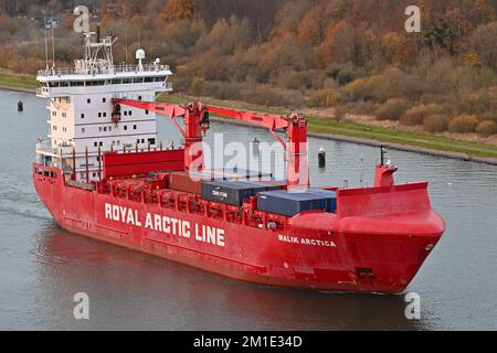 Containerschiff MALIK ARCTICA am Kieler Kanal entlang nach Finnland. Das Schiff ist auf Chartertour zu X-Press Feeders Stockfoto